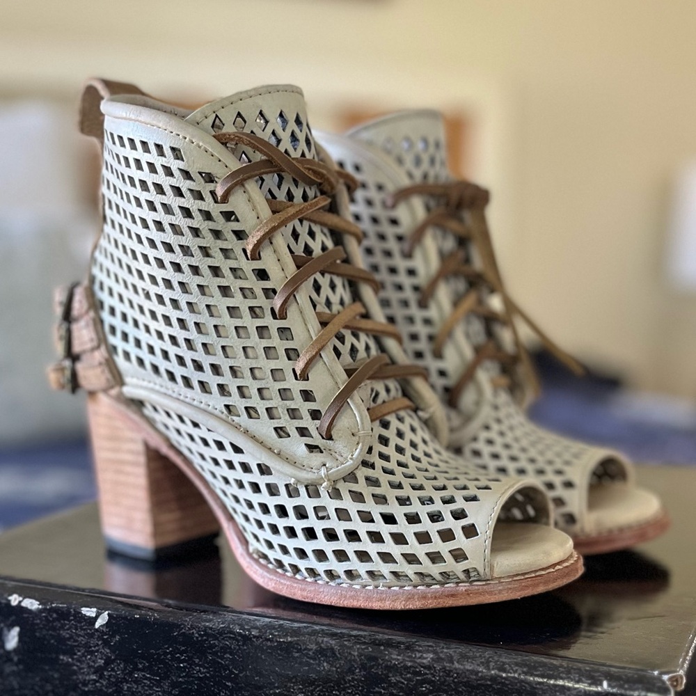 Freebird Women's Lattice Peep-Toe Heeled Boots - Cream and Brown